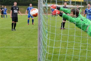 Von der Auswechselbank zum Matchwinner: Ersatztorwart Felix Gaiser (SV Baiersbronn) hält in der Schlussminute der Verlängerung einen Freistoß von Spielertrainer Denis Gonszcz (SG Vöhringen). Bilder: Ulmer