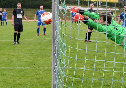 Von der Auswechselbank zum Matchwinner: Ersatztorwart Felix Gaiser (SV Baiersbronn) hält in der Schlussminute der Verlängerung einen Freistoß von Spielertrainer Denis Gonszcz (SG Vöhringen). Bilder: Ulmer