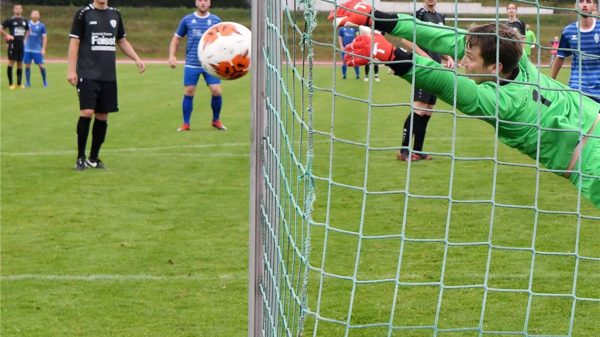 Von der Auswechselbank zum Matchwinner: Ersatztorwart Felix Gaiser (SV Baiersbronn) hält in der Schlussminute der Verlängerung einen Freistoß von Spielertrainer Denis Gonszcz (SG Vöhringen). Bilder: Ulmer